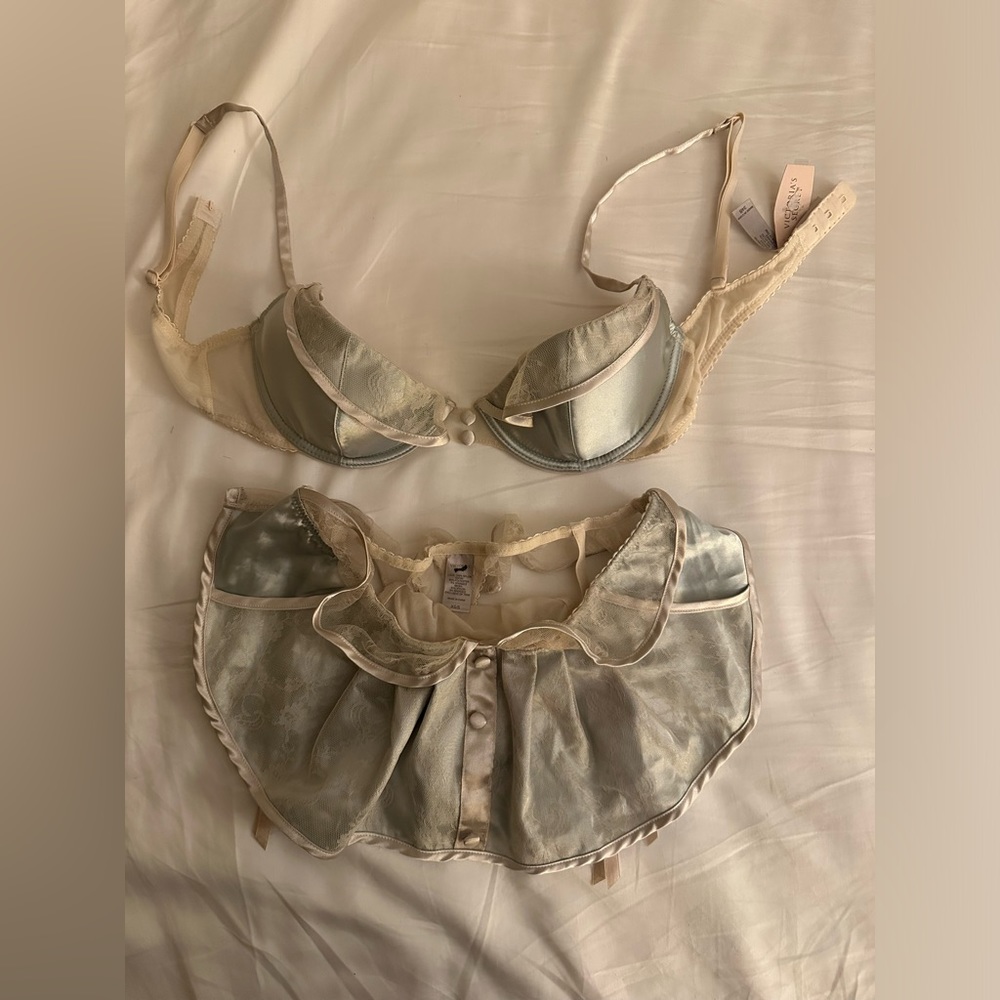 NWT vintage Victoria’s Secret 34B bralette & S garter panty maid set.